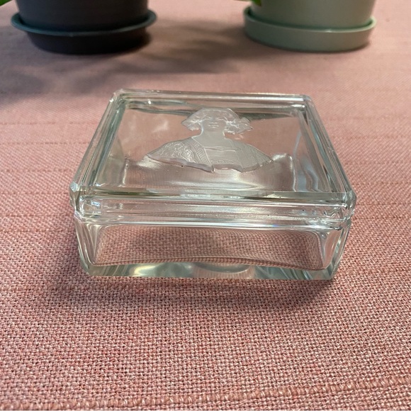 Colonial Woman’s Bust Engraved On A Cut Glass Trinket / Cigarette Box - Picture 2 of 12